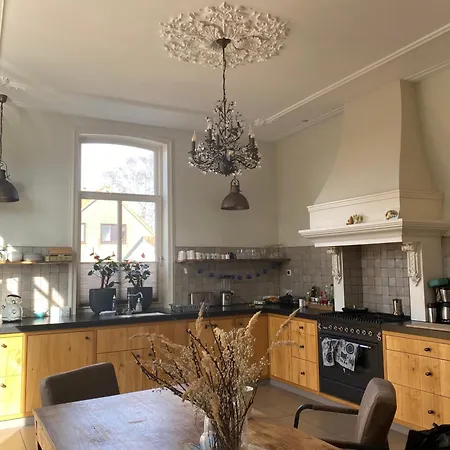 Free Standing 25 Min Amsterdam 10 Min *